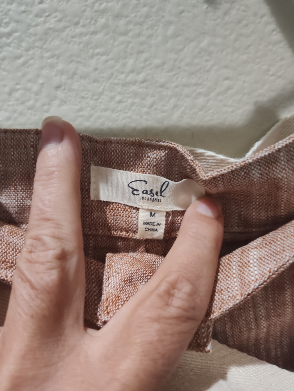 easel Pink Tan High-Rise Pleated Linen-Blend Shorts with Cream Belt - Picture 2 of 4